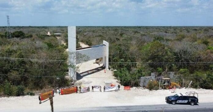 Un juez de Playa del Carmen ha ordenado un arraigo contra la periodista Fabiola Cortés, quien denunciara unos presuntos despojos de terrenos.