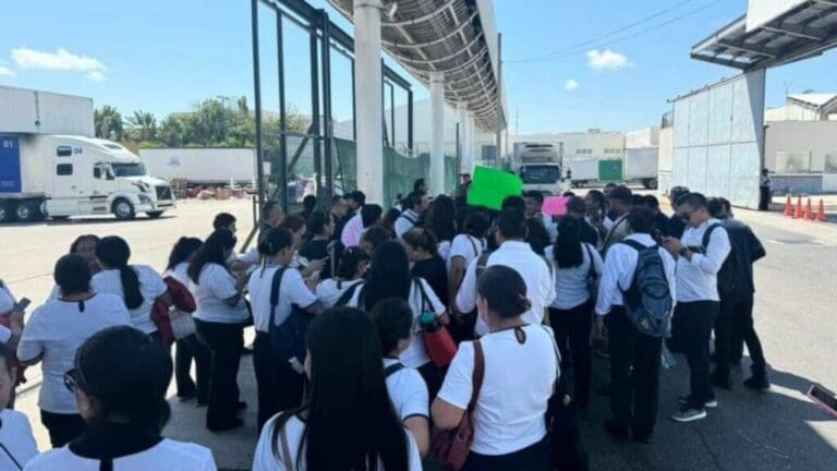 Protestan trabajadores de la empresa Dufry en el aeropuerto de Cancún; exigen sus utilidades