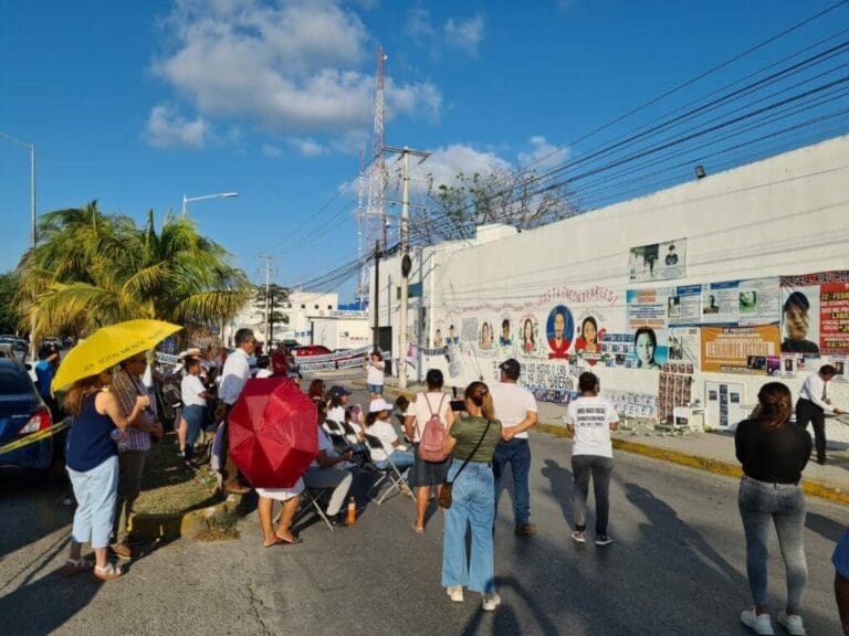 Madres buscadoras organizaron un evento de carácter religioso a las afueras de las oficinas de la Fiscalía General del Estado en Cancún.