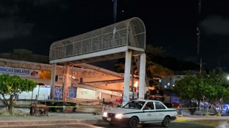 El puente peatonal ubicado sobre la avenida Tulum de Cancún, a la altura del ADO, ha sido retirado ya que no se usaba.