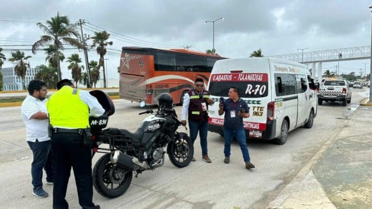 VIDEO: Aseguran van de transporte público en Cancún luego que chofer condujera sobre un área peatonal