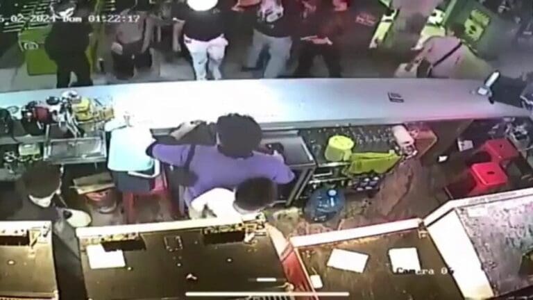 Captan a sujetos golpeando a jóvenes en Plaza Solare de Cancún; sería por presunto cobro de piso