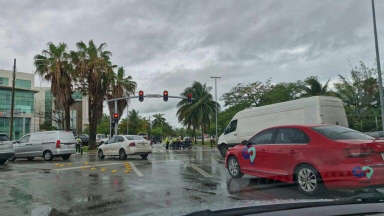 Cayeron 165 milímetros de lluvia en 10 horas en Cancún; hay varios puntos cerrados a la circulación