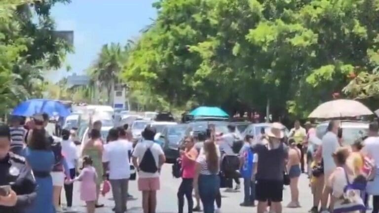 VIDEO: Ciudadanos que no pudieron votar bloquearon temporalmente la Zona Hotelera de Cancún
