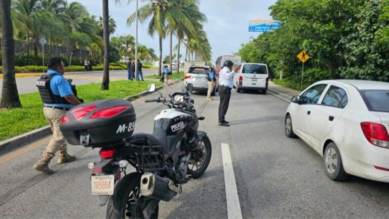 Conductor de un BMW queda lesionado tras chocar contra otro vehículo a la altura del hotel Hard Rock en Cancún