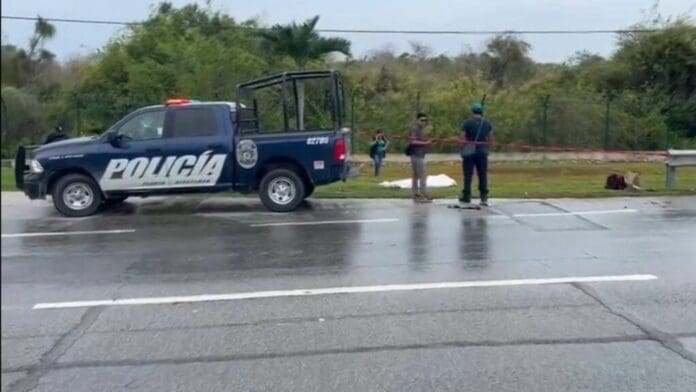 Un sujeto murió tras ser atropellado sobre la carretera federal 307, a la altura del hotel Palladium, en el kilómetro 260.