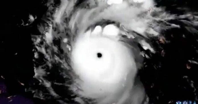El huracán “Beryl” ya es categoría 5 desde hace unas horas. se ubica a 2 mil kilómetros del este-sureste de Cancún, Quintana Roo.