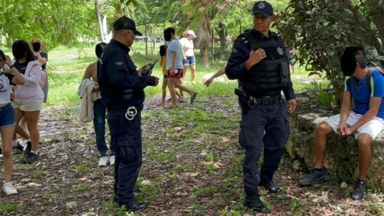 Detienen a un sujeto por andar de exhibicionista en un parque de la 228 de Cancún