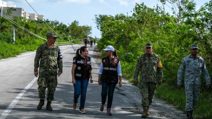 Mara Lezama y CFE supervisan trabajos de restablecimiento de energía eléctrica por el paso de “Beryl” en Cozumel