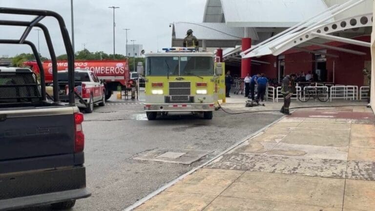 Reportan incendio en una sala de Cinemex en Plaza Outlet de Cancún