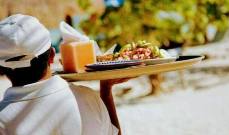 Tabajadores turísticos de Cancún denuncian que están siendo forzados a quedarse en los hoteles ante la llegada del huracán “Beryl”.