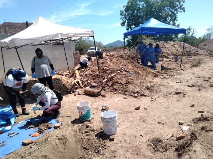 Localizan fosa clandestina con restos de al menos 50 personas en Sonora