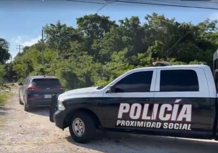 Cuádruple ejecución a la altura del Moon Palace; un cuerpo, a la orilla de la carretera hacia Cancún