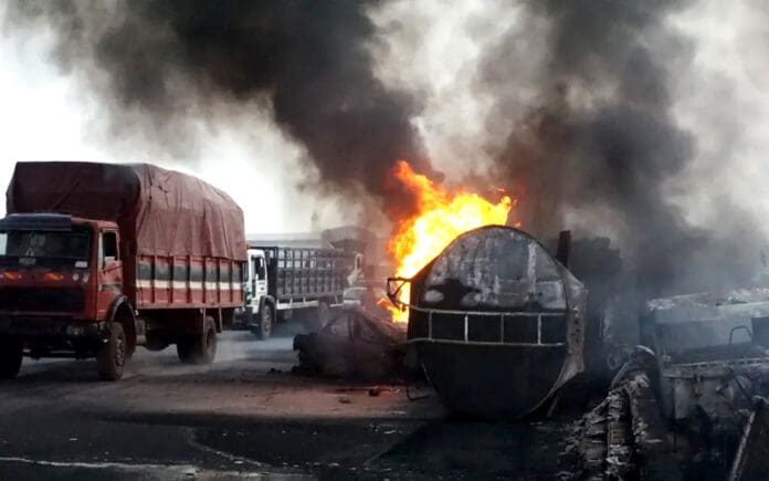 Aumentan a 59 muertos por explosión de pipa en Nigeria; más de 50 reses calcinadas