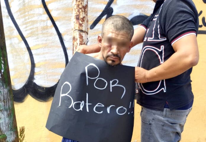 Tras casi lincharlo, amarran a delincuente a un poste tras robar barbería en Guanajuato