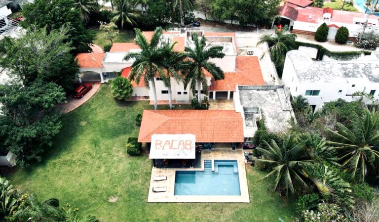 Denuncian vecinos de Álamos 1 en Cancún, que antro Bacab Mansión opera de forma ilegal