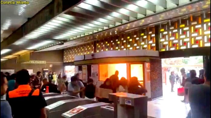Video: Incendian módulo del metro Tlatelolco durante la marcha del 2 de octubre